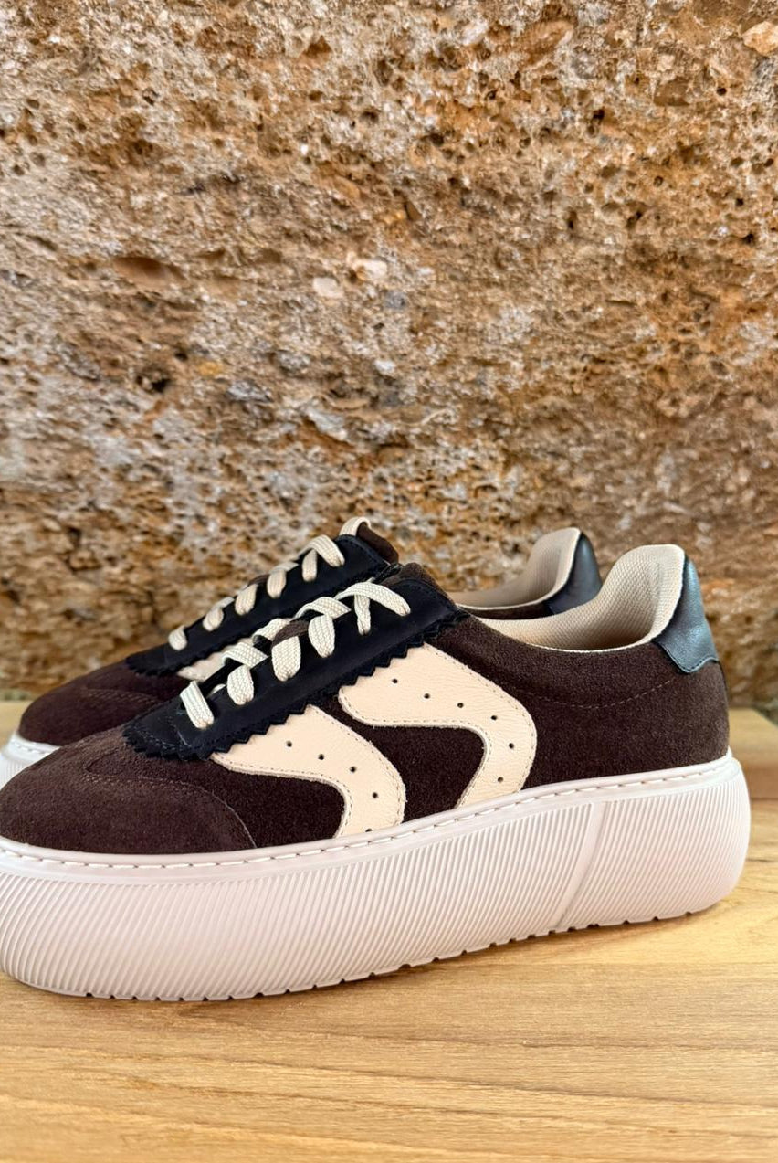 Brauner Damen Sneaker aus Wildleder mit Plateausohle – Boutique C5 Salzburg