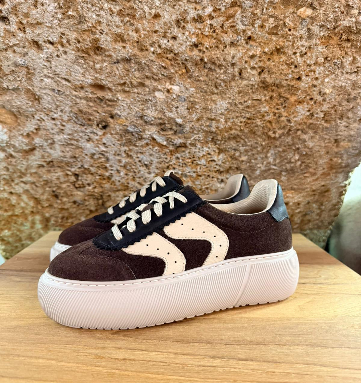 Brauner Damen Sneaker aus Wildleder mit Plateausohle – Boutique C5 Salzburg