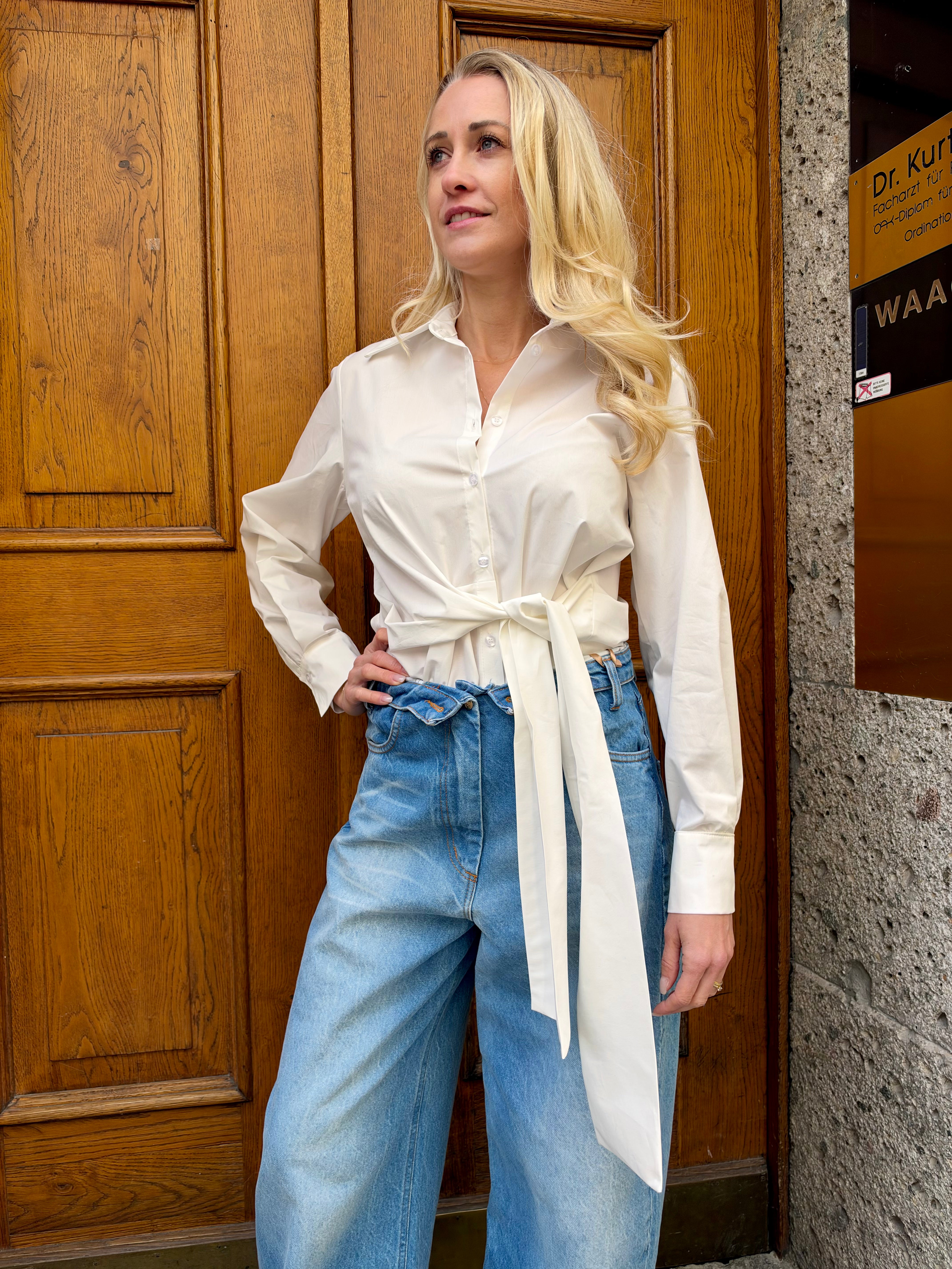Elegante Damenbluse mit Hemdkragen, Knopfleiste und langem Bindeband in der Taille