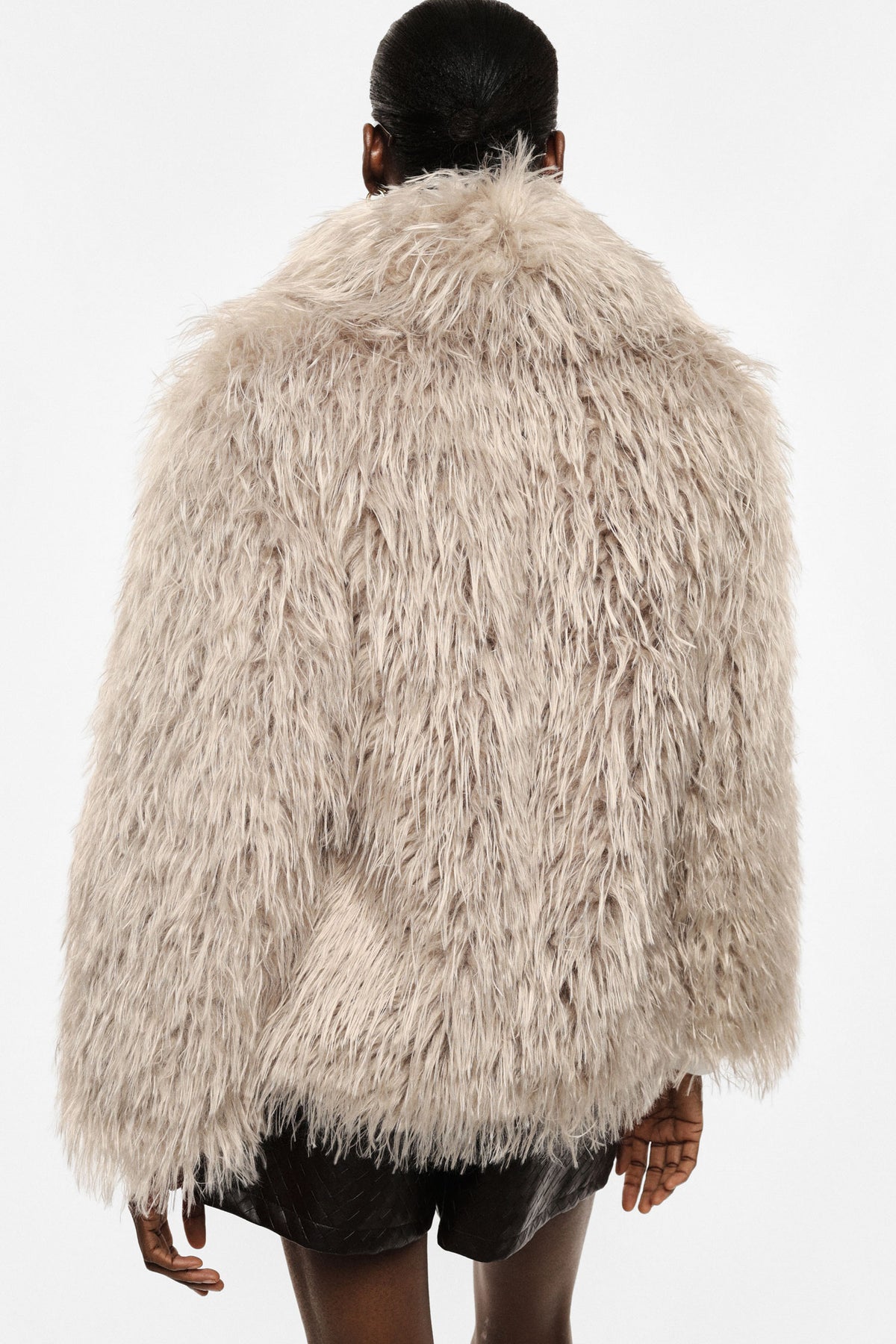 Imperial Kunstfelljacke, Kunstfelljacke Damen, Felljacke Damen beige, Kunstfellmantel Damen, Felljacke beige, Winterjacke Damen beige, langhaarige Felljacke, Teddyjacke Damen, Statement Jacke Damen, Imperial Damenmode