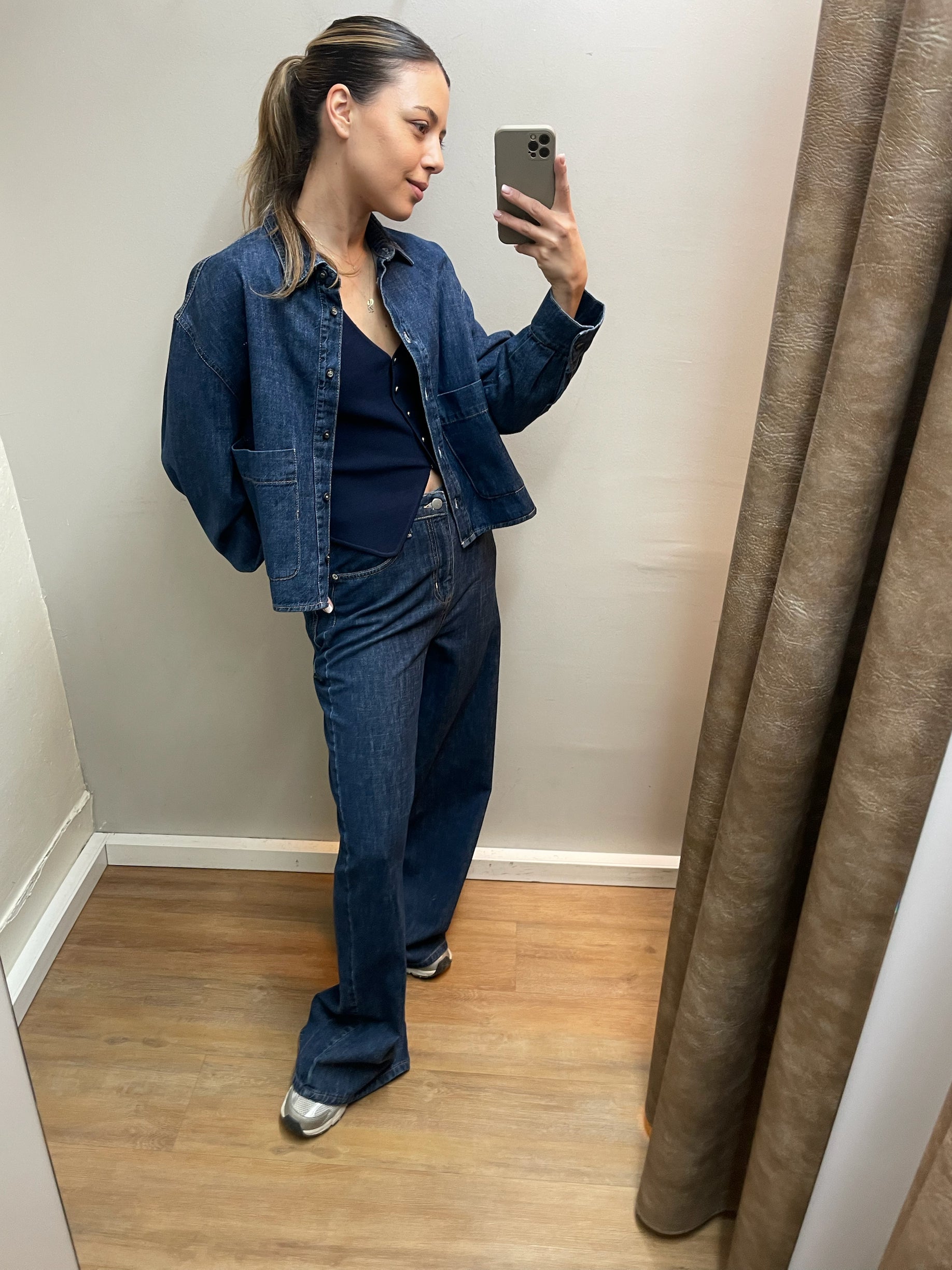 Luxuriöse dunkelblaue cropped Oversized Jeansjacke aus Premium Denim an Model getragen, eleganter moderner Boutique Streetstyle Look