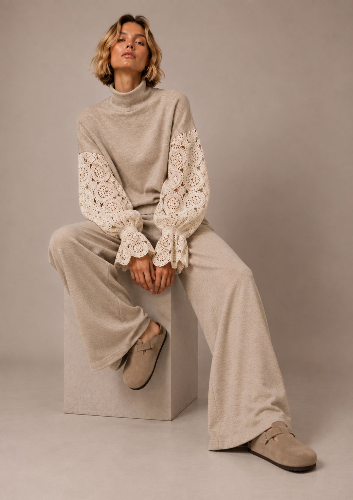 Elegante Strickhose mit weitem Bein und dezenter Struktur. Weich, bequem und vielseitig kombinierbar – italienische Mode bei Boutique C5 in Salzburg.