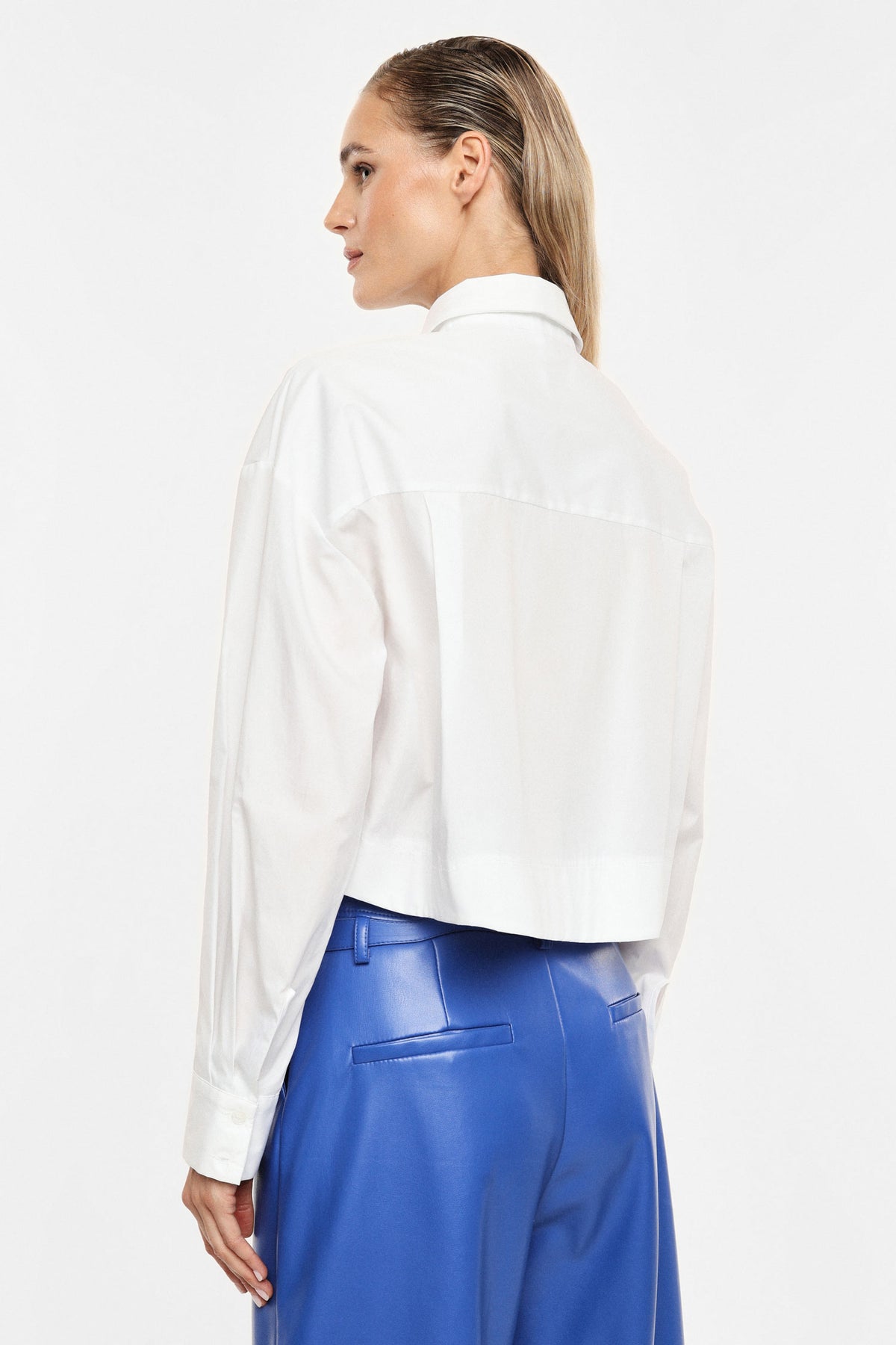 Weiße Cropped Bluse mit Goldbrosche | Boutique C5