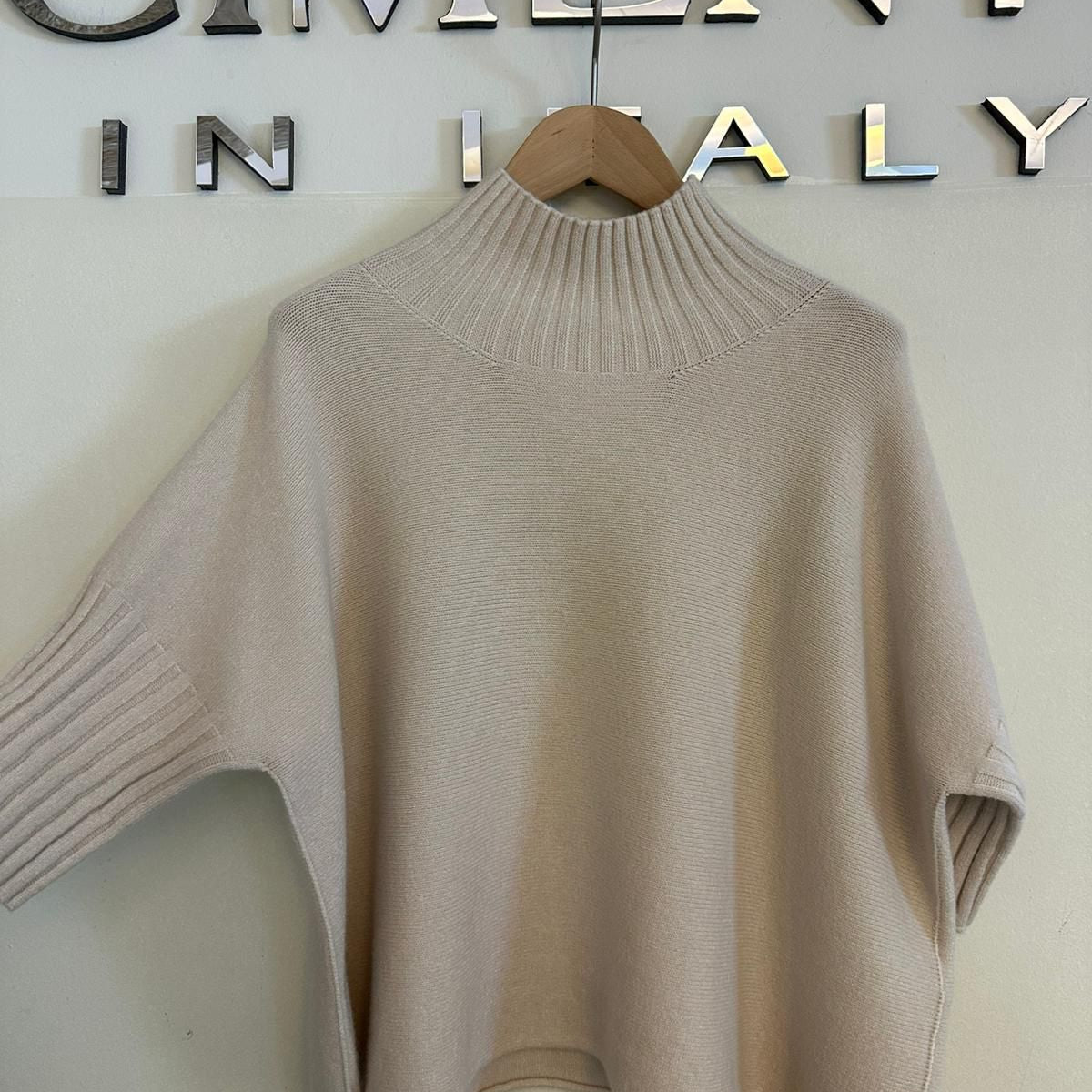 Weicher Pullover mit geripptem Stehkragen