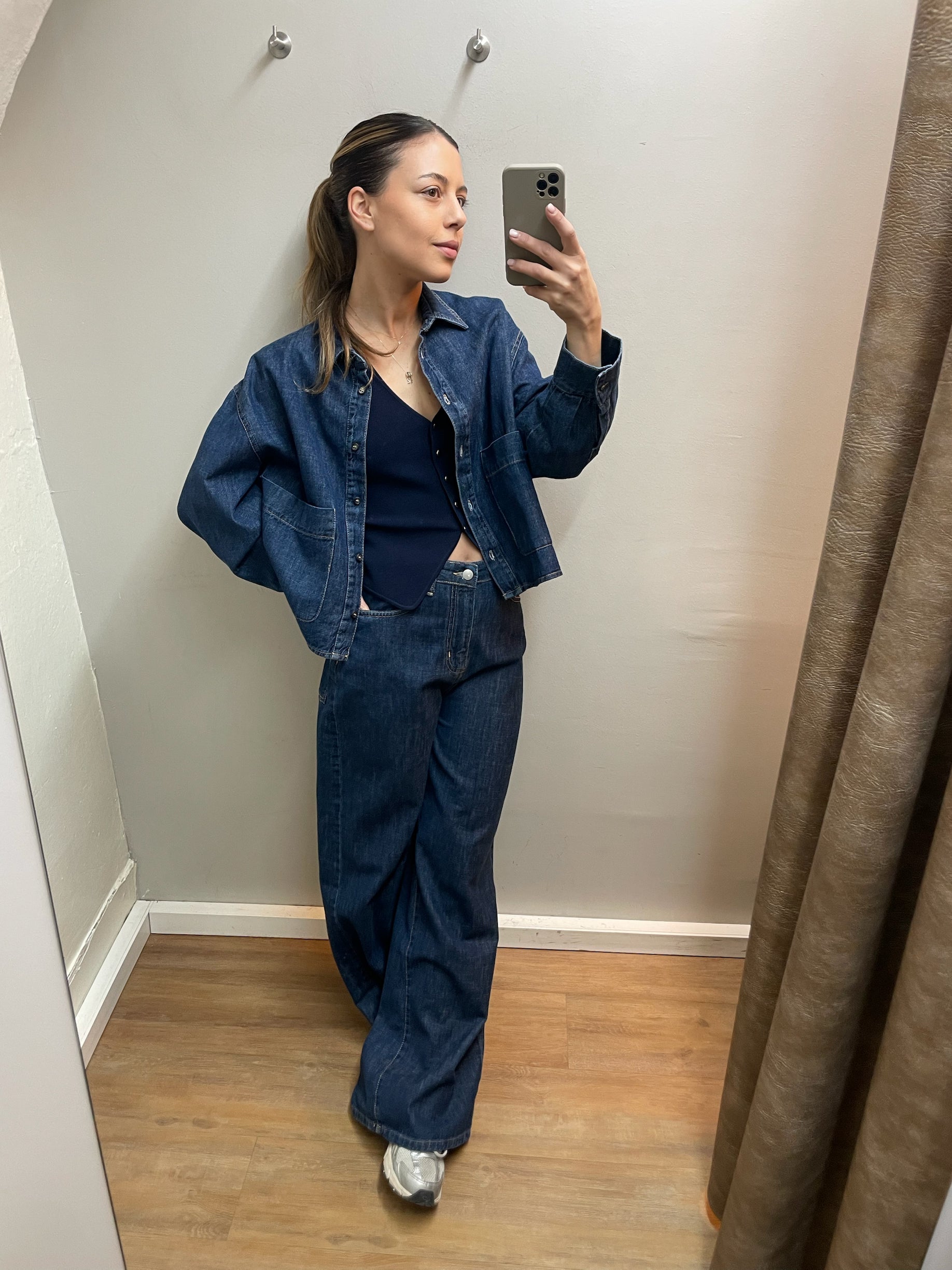 Exklusive dunkelblaue High-Waist Wide Leg Jeans aus hochwertigem Denim an Model getragen, moderner eleganter Boutique Look