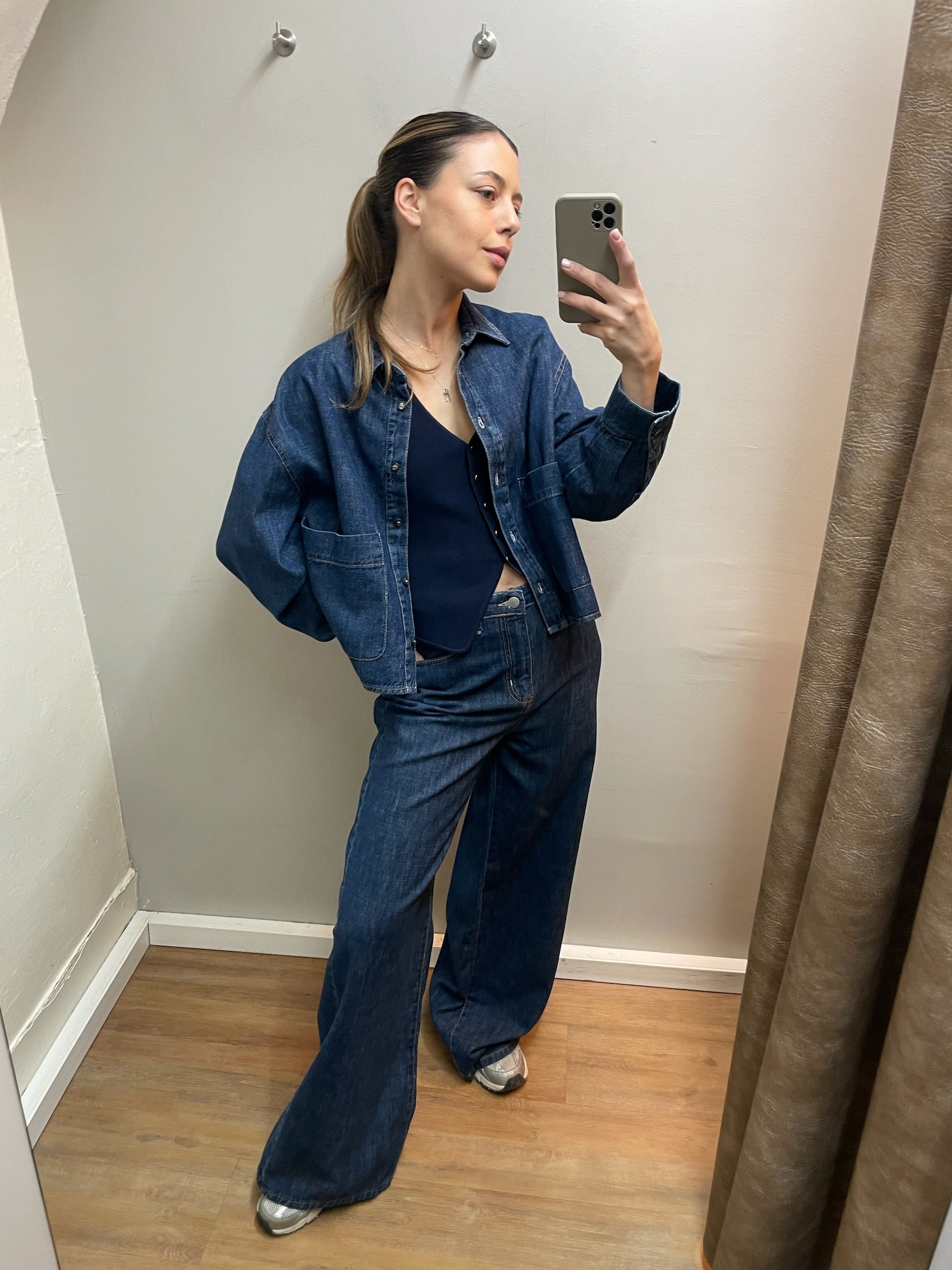 Exklusive dunkelblaue High-Waist Wide Leg Jeans aus hochwertigem Denim an Model getragen, moderner eleganter Boutique Look