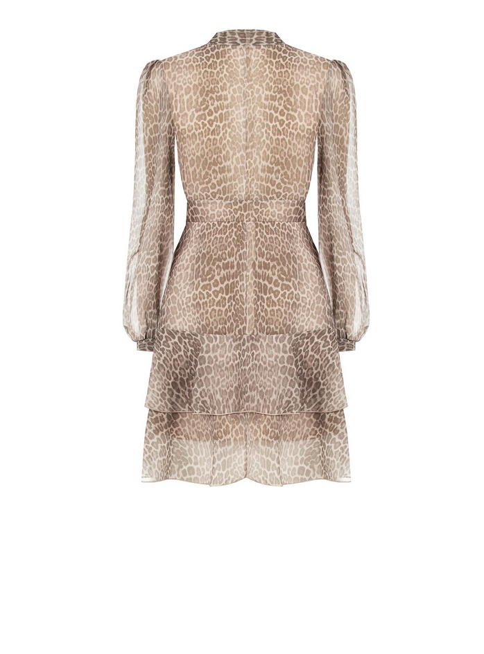 Beiges Leo Kleid mit Animal Print an Model getragen, elegantes fließendes Kleid