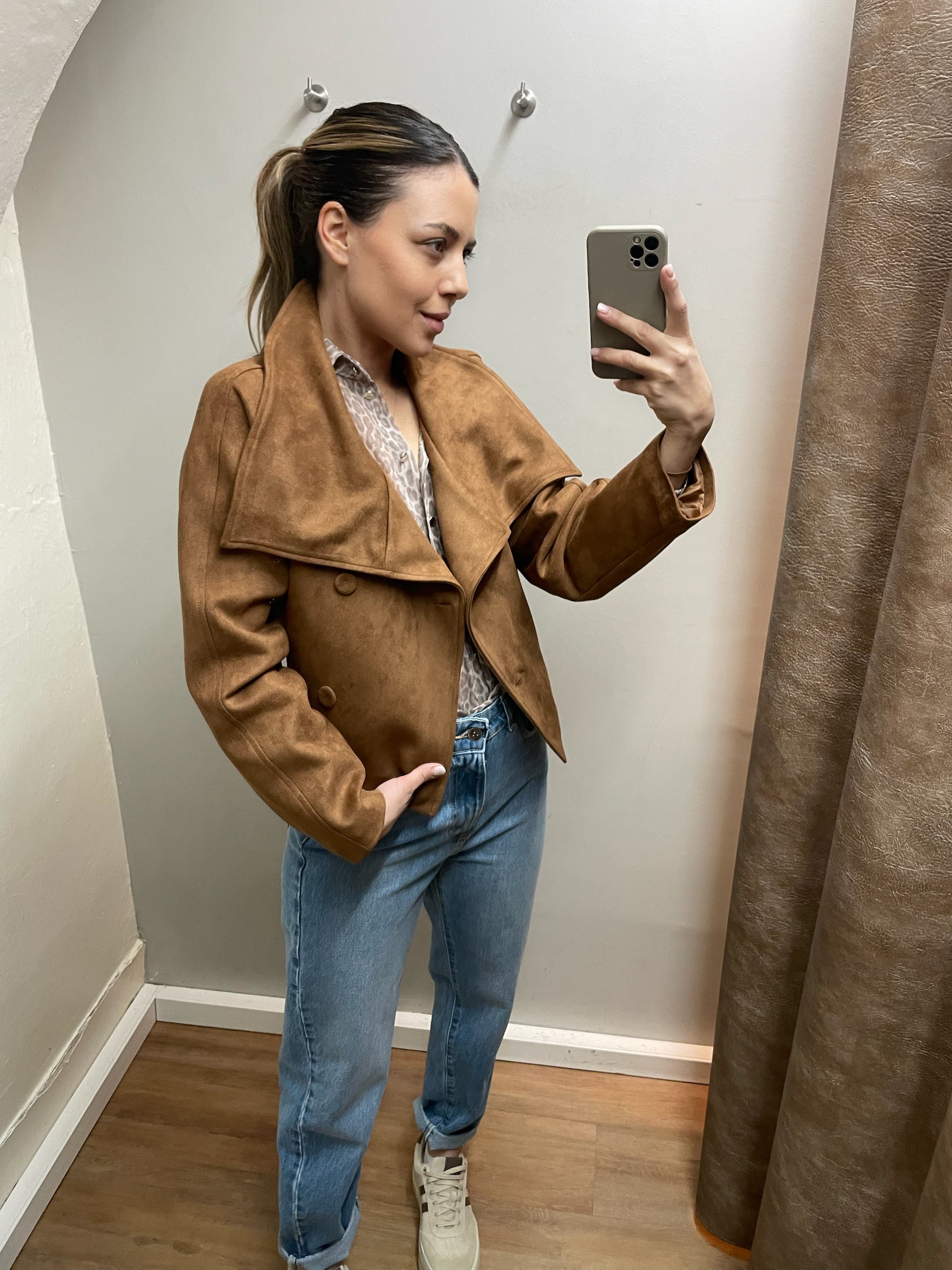 Braune Jacke in Wildlederoptik an Model getragen, elegante kurze Übergangsjacke