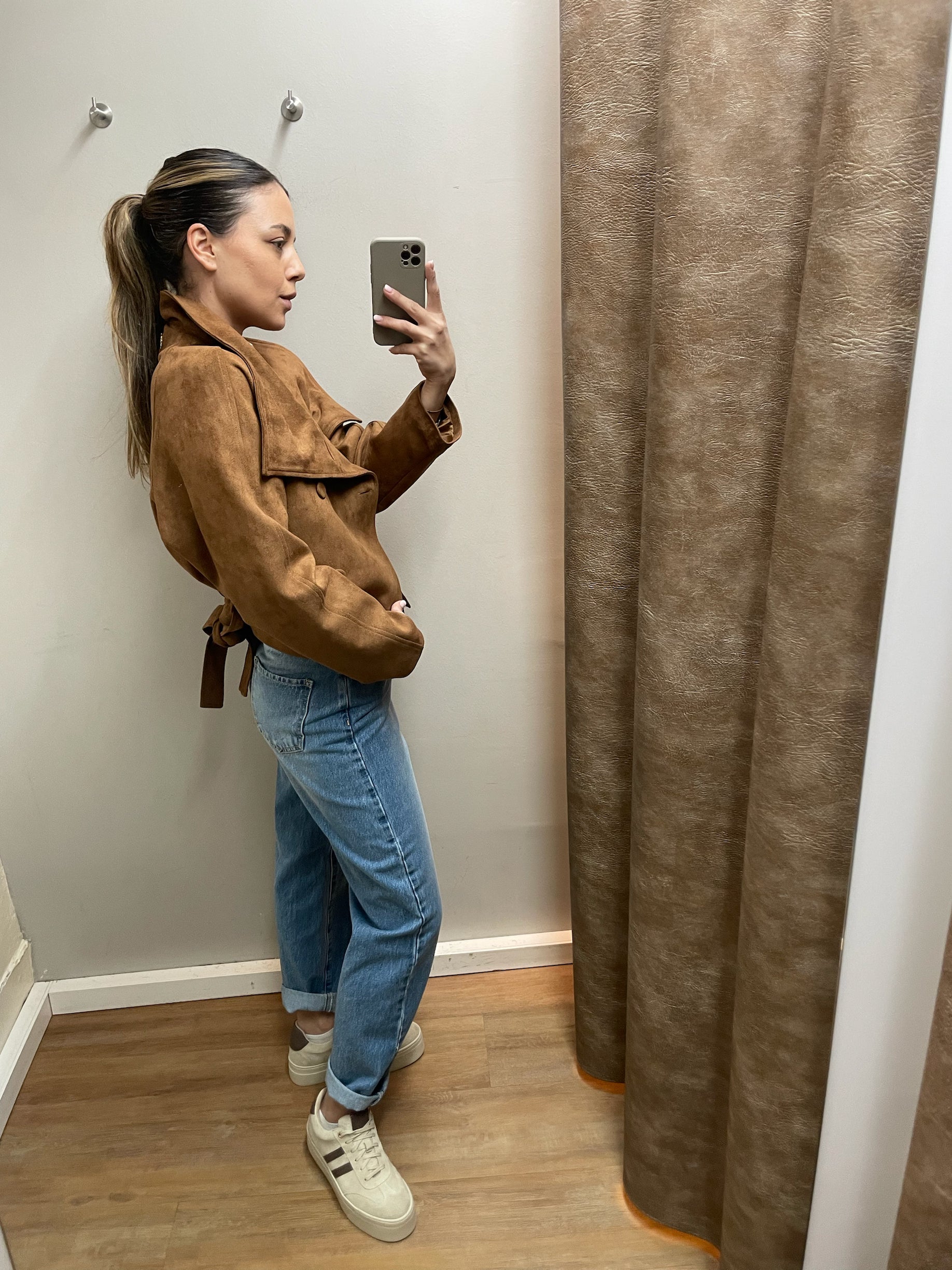 Braune Jacke in Wildlederoptik an Model getragen, elegante kurze Übergangsjacke