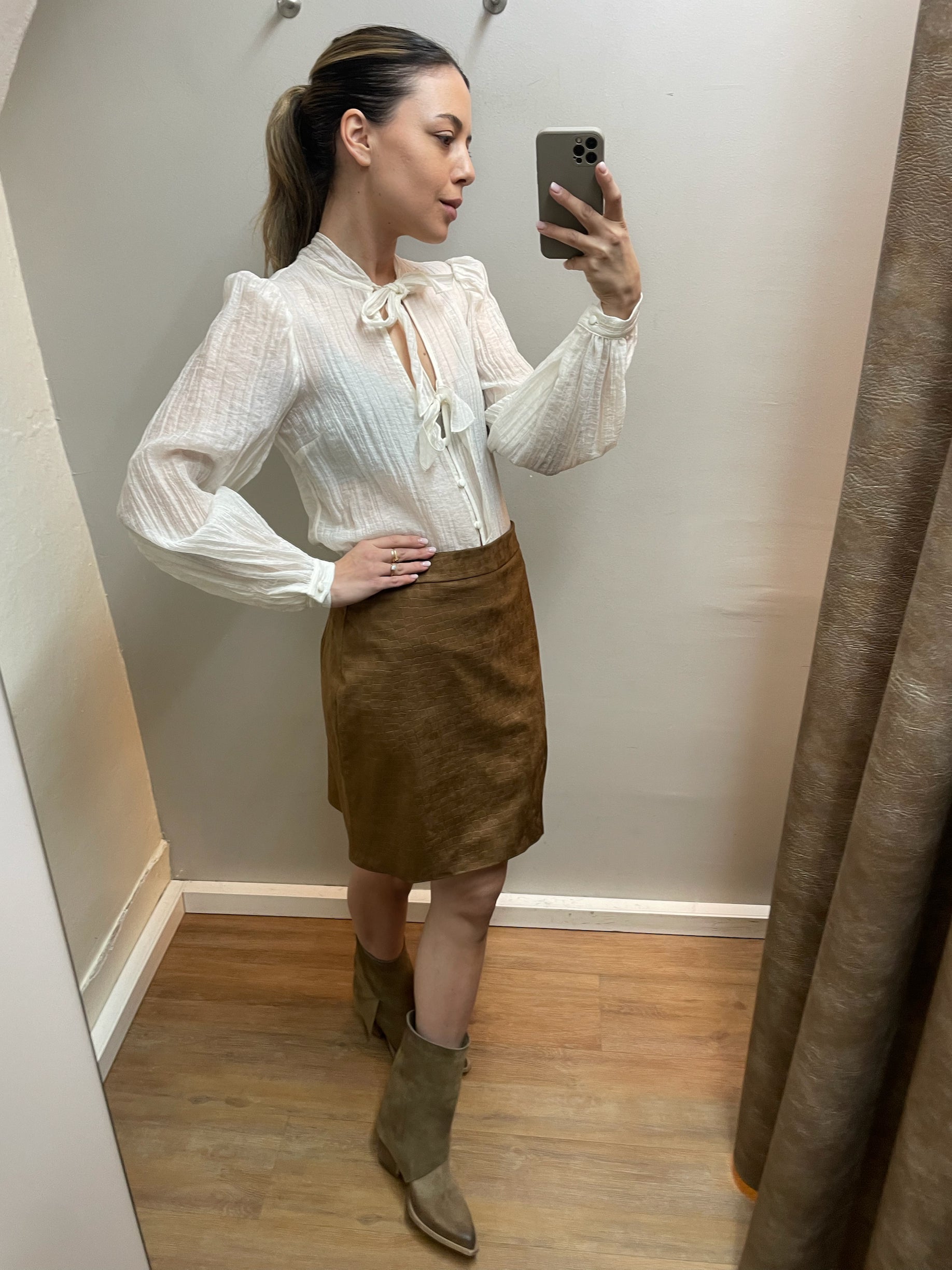 Brauner Rock mit strukturierter Oberfläche an Model getragen