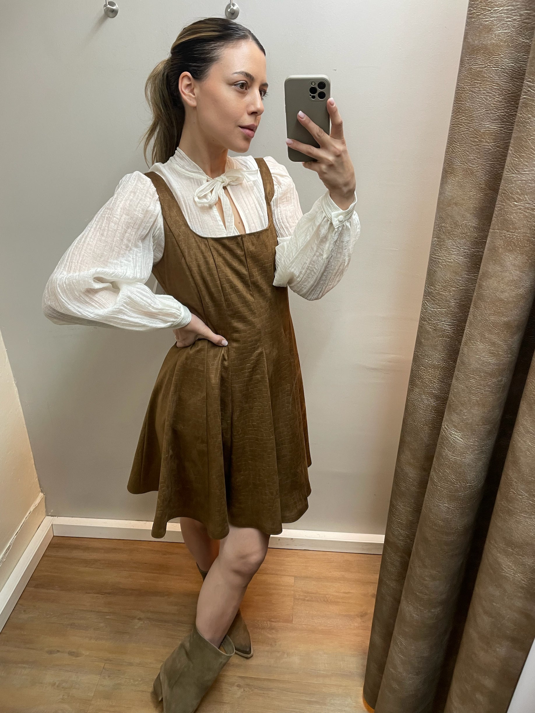 Braunes Trägerkleid mit strukturierter Oberfläche an Model getragen