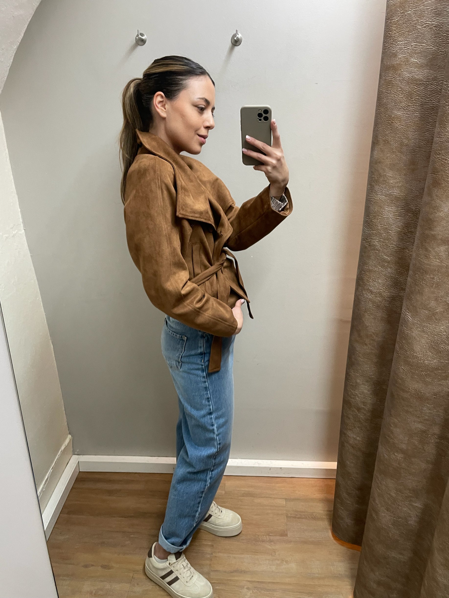 Braune Jacke in Wildlederoptik an Model getragen, elegante kurze Übergangsjacke