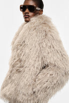 Imperial Kunstfelljacke, Kunstfelljacke Damen, Felljacke Damen beige, Kunstfellmantel Damen, Felljacke beige, Winterjacke Damen beige, langhaarige Felljacke, Teddyjacke Damen, Statement Jacke Damen, Imperial Damenmode