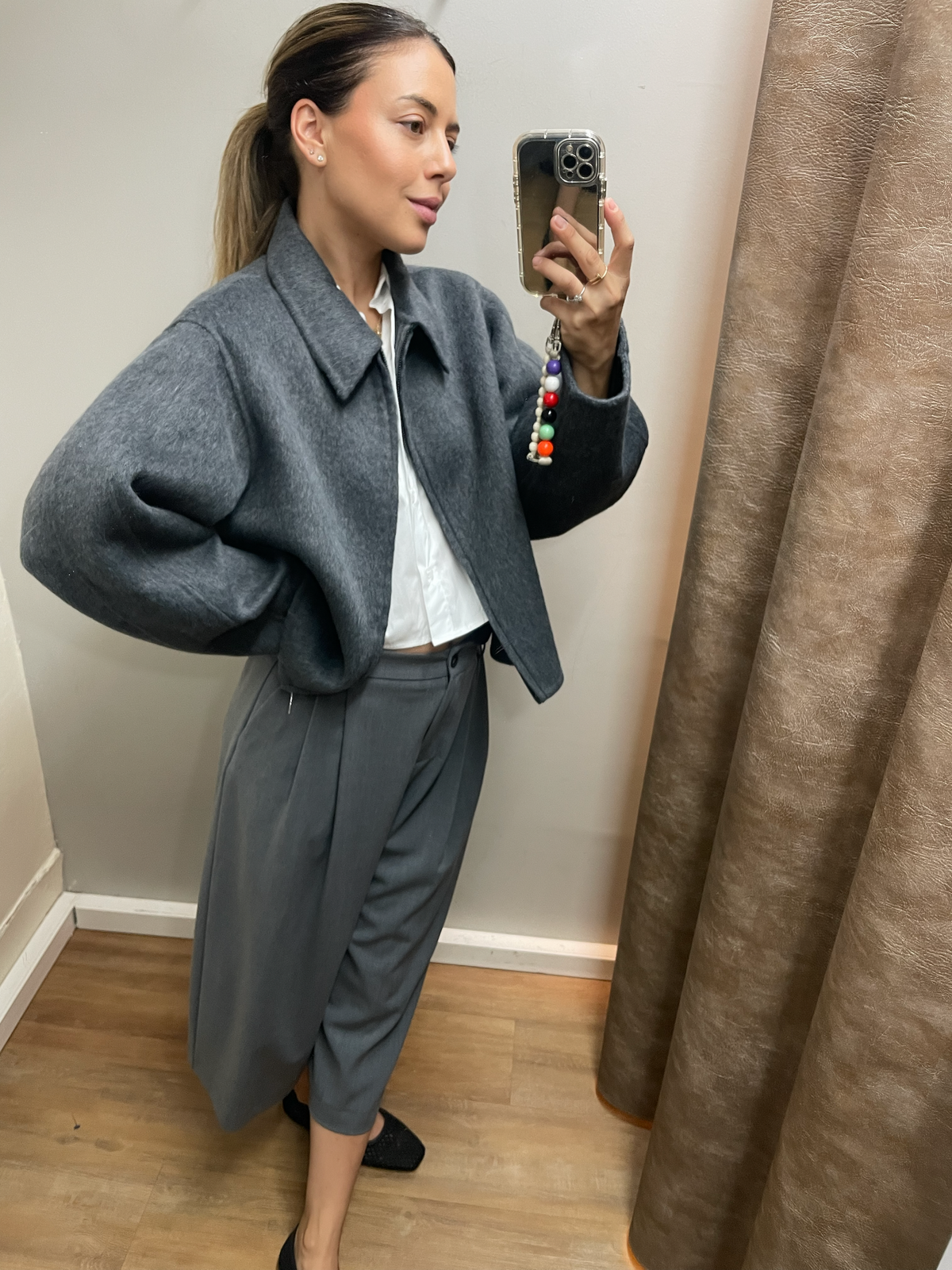 Beige taupe farbene Damen-Kurzjacke aus weichem Wollmix mit klassischem Kragen, langen Ärmeln und durchgehendem Reißverschluss – eleganter Herbst-Winter-Look.