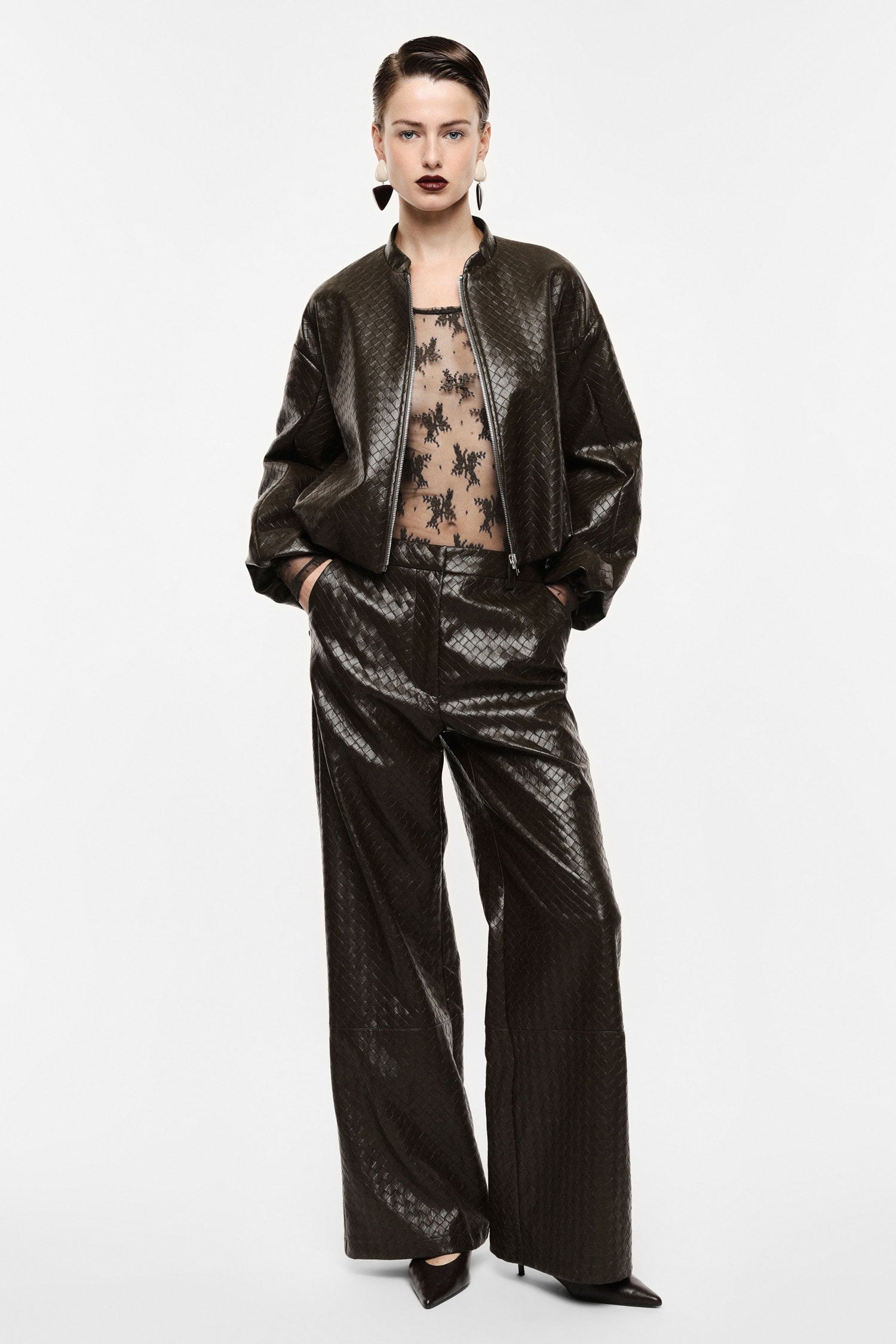 Elegante Damenhose mit Rautensteppung, weiter Passform und leicht glänzender Oberfläche