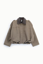 Hahnentritt Jacke Damen, Hahnentritt Kurzjacke, Kurzjacke Damen, Jacke mit Lederoptik-Kragen, Lederoptik Jacke Damen, Cropped Jacke Damen, Oversized Kurzjacke, elegante Damenjacke, Hahnentritt Damenmode, italienische Mode, Boutique C5