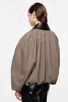 Hahnentritt Jacke Damen, Hahnentritt Kurzjacke, Kurzjacke Damen, Jacke mit Lederoptik-Kragen, Lederoptik Jacke Damen, Cropped Jacke Damen, Oversized Kurzjacke, elegante Damenjacke, Hahnentritt Damenmode, italienische Mode, Boutique C5