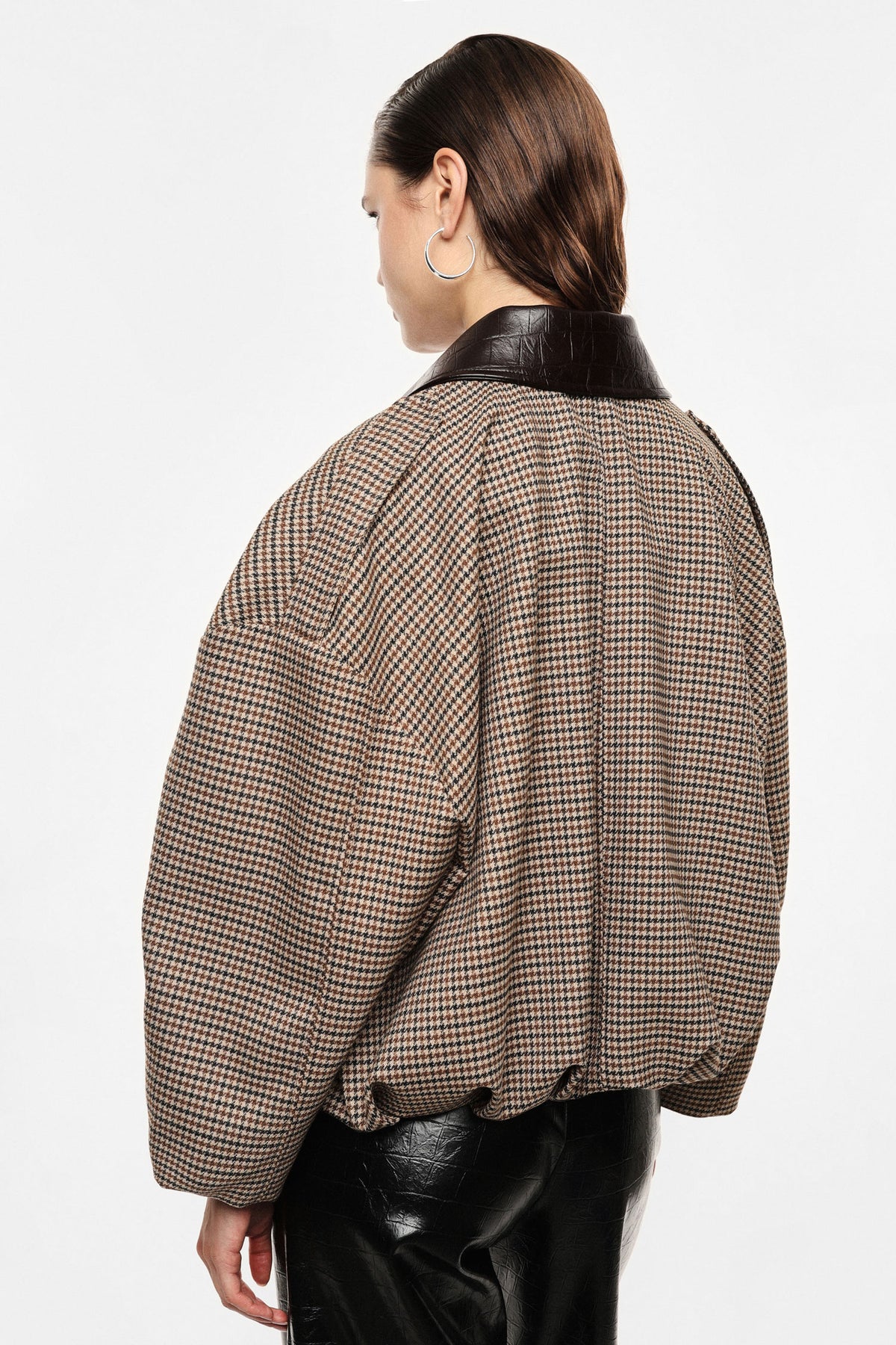 Hahnentritt Jacke Damen, Hahnentritt Kurzjacke, Kurzjacke Damen, Jacke mit Lederoptik-Kragen, Lederoptik Jacke Damen, Cropped Jacke Damen, Oversized Kurzjacke, elegante Damenjacke, Hahnentritt Damenmode, italienische Mode, Boutique C5