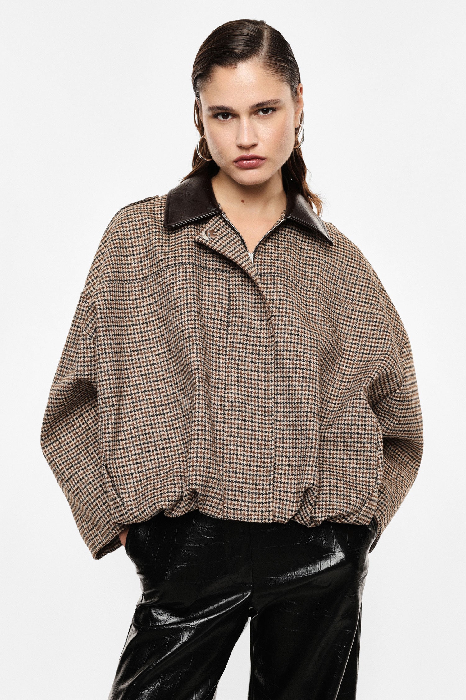 Hahnentritt Jacke Damen, Hahnentritt Kurzjacke, Kurzjacke Damen, Jacke mit Lederoptik-Kragen, Lederoptik Jacke Damen, Cropped Jacke Damen, Oversized Kurzjacke, elegante Damenjacke, Hahnentritt Damenmode, italienische Mode, Boutique C5