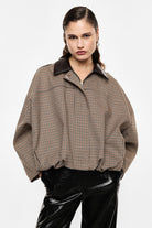 Hahnentritt Jacke Damen, Hahnentritt Kurzjacke, Kurzjacke Damen, Jacke mit Lederoptik-Kragen, Lederoptik Jacke Damen, Cropped Jacke Damen, Oversized Kurzjacke, elegante Damenjacke, Hahnentritt Damenmode, italienische Mode, Boutique C5