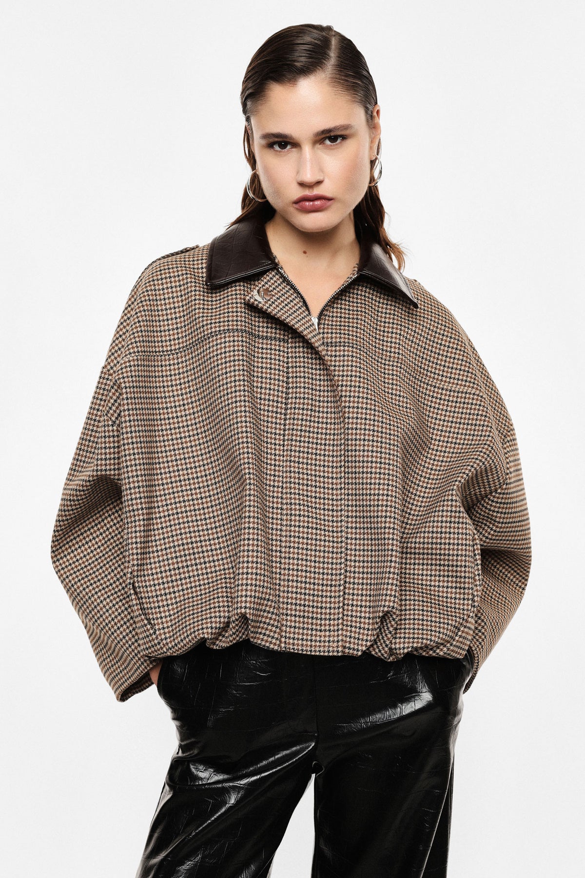 Hahnentritt Jacke Damen, Hahnentritt Kurzjacke, Kurzjacke Damen, Jacke mit Lederoptik-Kragen, Lederoptik Jacke Damen, Cropped Jacke Damen, Oversized Kurzjacke, elegante Damenjacke, Hahnentritt Damenmode, italienische Mode, Boutique C5