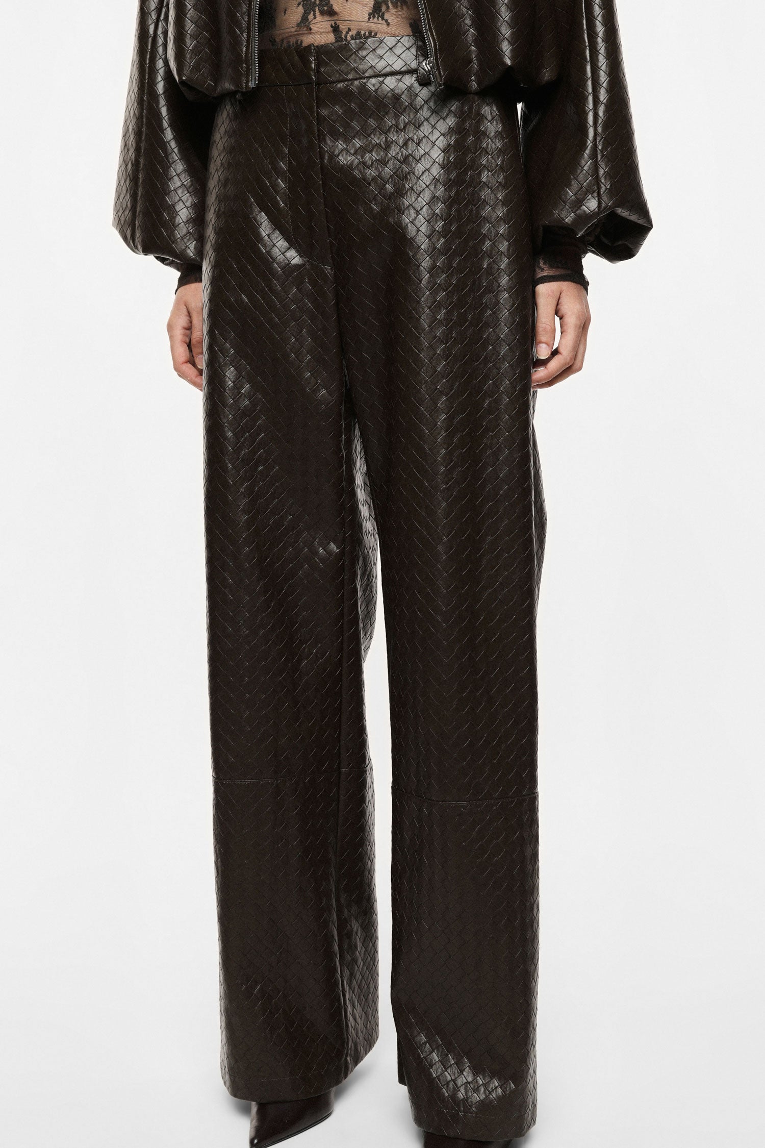 Elegante Damenhose mit Rautensteppung, weiter Passform und leicht glänzender Oberfläche