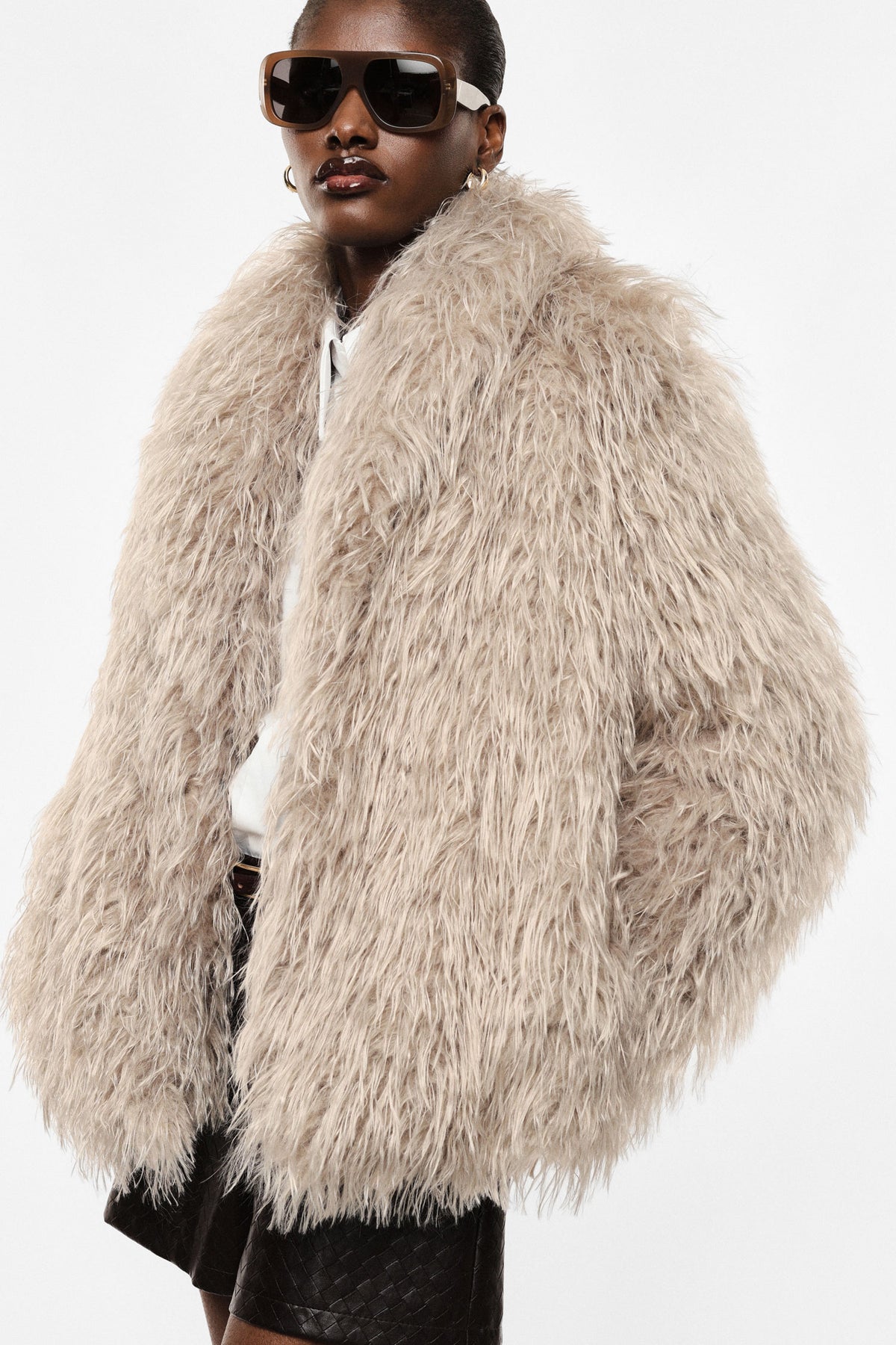 Imperial Kunstfelljacke, Kunstfelljacke Damen, Felljacke Damen beige, Kunstfellmantel Damen, Felljacke beige, Winterjacke Damen beige, langhaarige Felljacke, Teddyjacke Damen, Statement Jacke Damen, Imperial Damenmode

