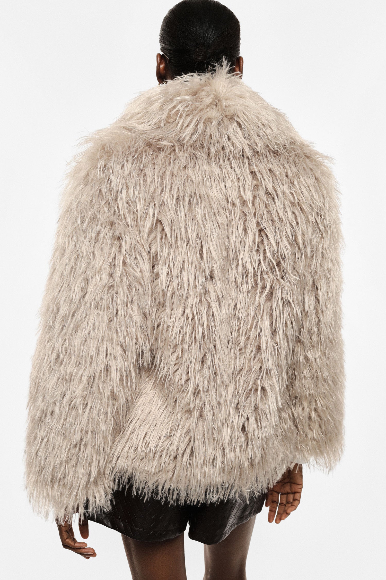 Imperial Kunstfelljacke, Kunstfelljacke Damen, Felljacke Damen beige, Kunstfellmantel Damen, Felljacke beige, Winterjacke Damen beige, langhaarige Felljacke, Teddyjacke Damen, Statement Jacke Damen, Imperial Damenmode
