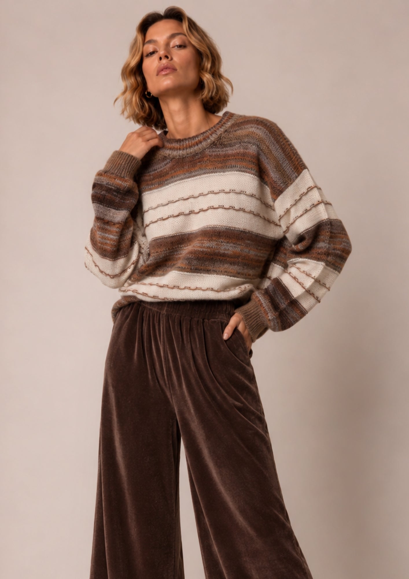  Gestreifter Strickpullover Alba von Lokita in Braun und Creme mit Alpaka