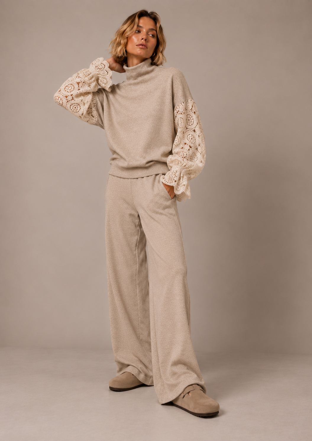 Elegante Strickhose mit weitem Bein und dezenter Struktur. Weich, bequem und vielseitig kombinierbar – italienische Mode bei Boutique C5 in Salzburg.