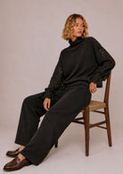 Elegante Strickhose mit weitem Bein und dezenter Struktur. Weich, bequem und vielseitig kombinierbar – italienische Mode bei Boutique C5 in Salzburg.