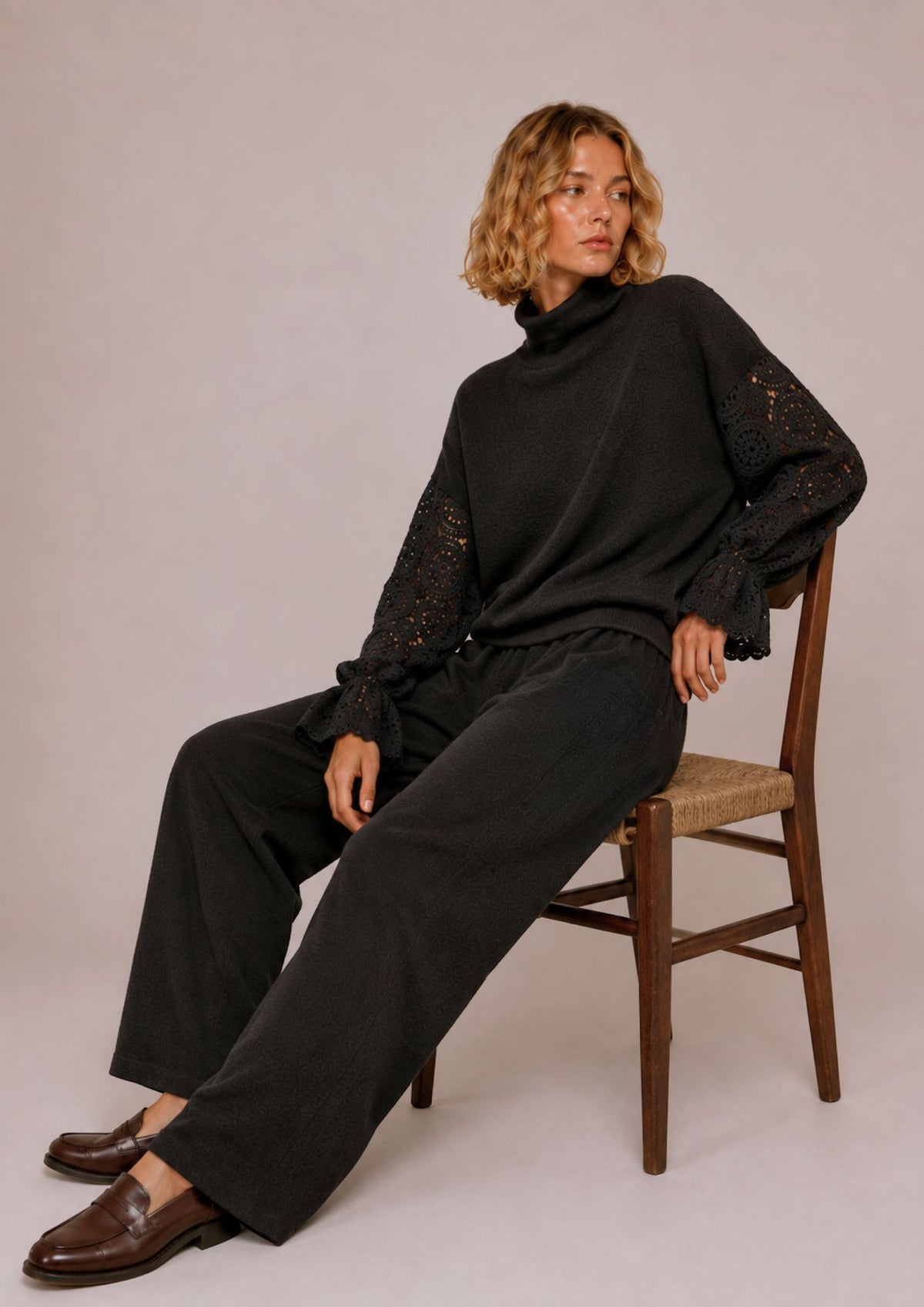 Elegante Strickhose mit weitem Bein und dezenter Struktur. Weich, bequem und vielseitig kombinierbar – italienische Mode bei Boutique C5 in Salzburg.