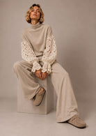 Elegante Strickhose mit weitem Bein und dezenter Struktur. Weich, bequem und vielseitig kombinierbar – italienische Mode bei Boutique C5 in Salzburg.