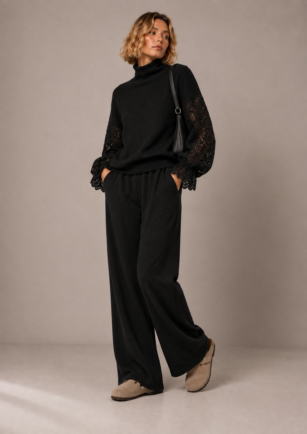 Elegante Strickhose mit weitem Bein und dezenter Struktur. Weich, bequem und vielseitig kombinierbar – italienische Mode bei Boutique C5 in Salzburg.