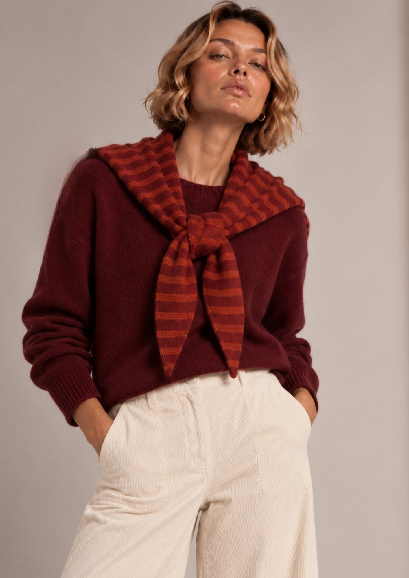 Strickpullover mit passendem Bandana-Schal und Streifenmuster
