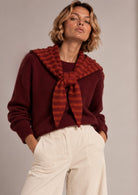 Strickpullover mit passendem Bandana-Schal und Streifenmuster