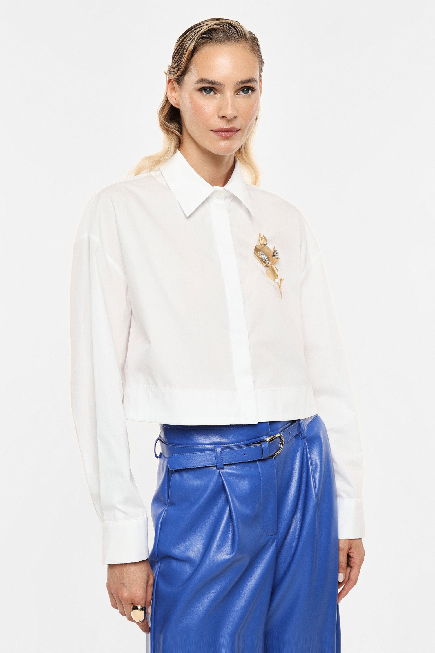 Weiße Cropped Bluse mit Goldbrosche | Boutique C5