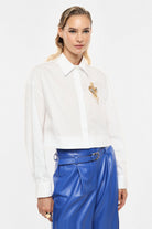Weiße Cropped Bluse mit Goldbrosche | Boutique C5
