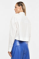 Weiße Cropped Bluse mit Goldbrosche | Boutique C5