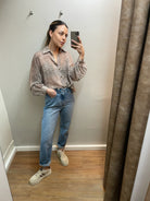 Beige Leo Bluse mit Animal Print an Model getragen, elegante fließende Bluse