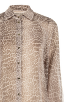 Beige Leo Bluse mit Animal Print an Model getragen, elegante fließende Bluse