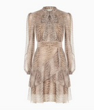 Beiges Leo Kleid mit Animal Print an Model getragen, elegantes fließendes Kleid