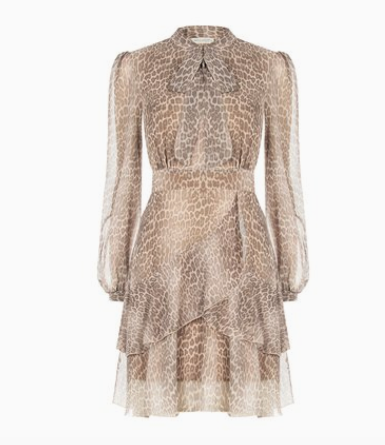 Beiges Leo Kleid mit Animal Print an Model getragen, elegantes fließendes Kleid