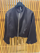 Schwarze Bomberjacke mit Reißverschluss, moderne kurze Jacke