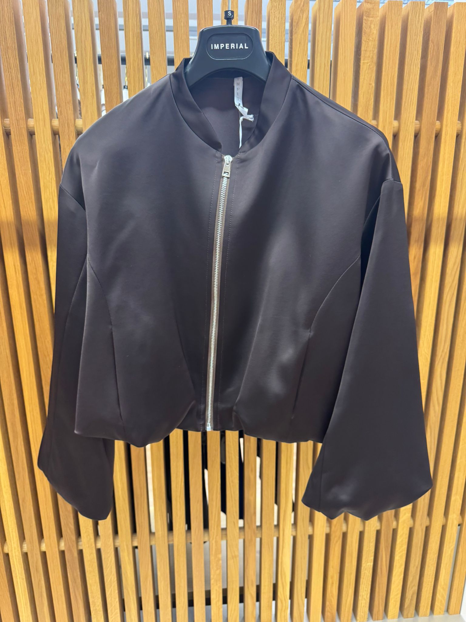 Schwarze Bomberjacke mit Reißverschluss, moderne kurze Jacke