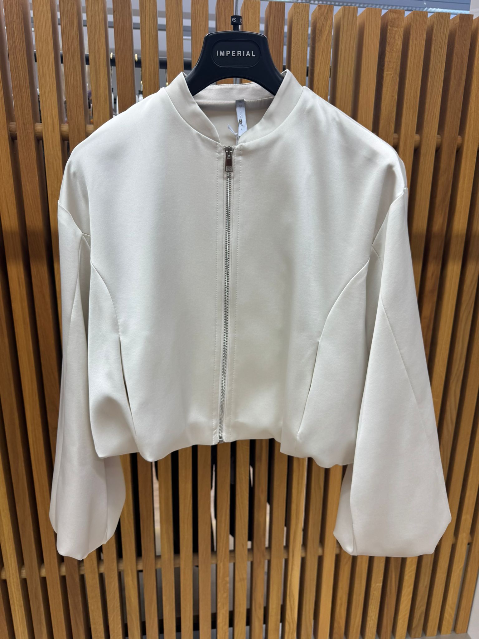 Schwarze Bomberjacke mit Reißverschluss, moderne kurze Jacke