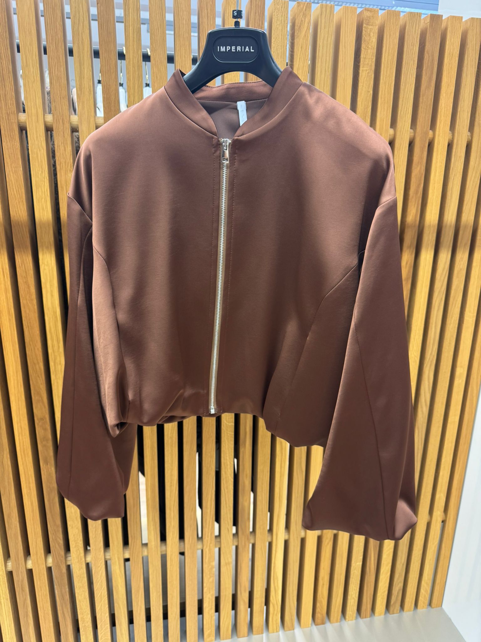 Schwarze Bomberjacke mit Reißverschluss, moderne kurze Jacke