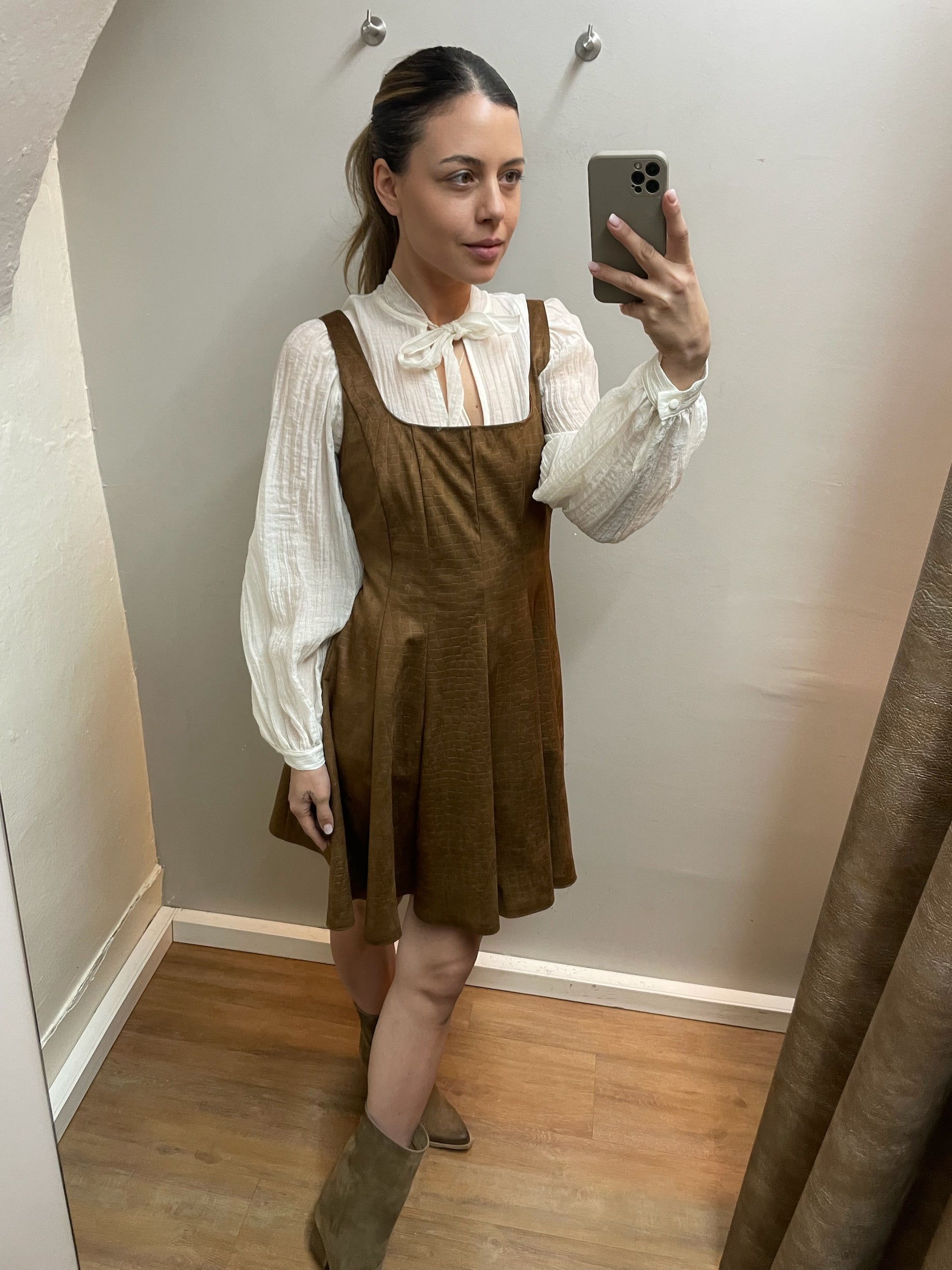 Cremefarbene Schleifenbluse mit langen Ärmeln an Model getragen