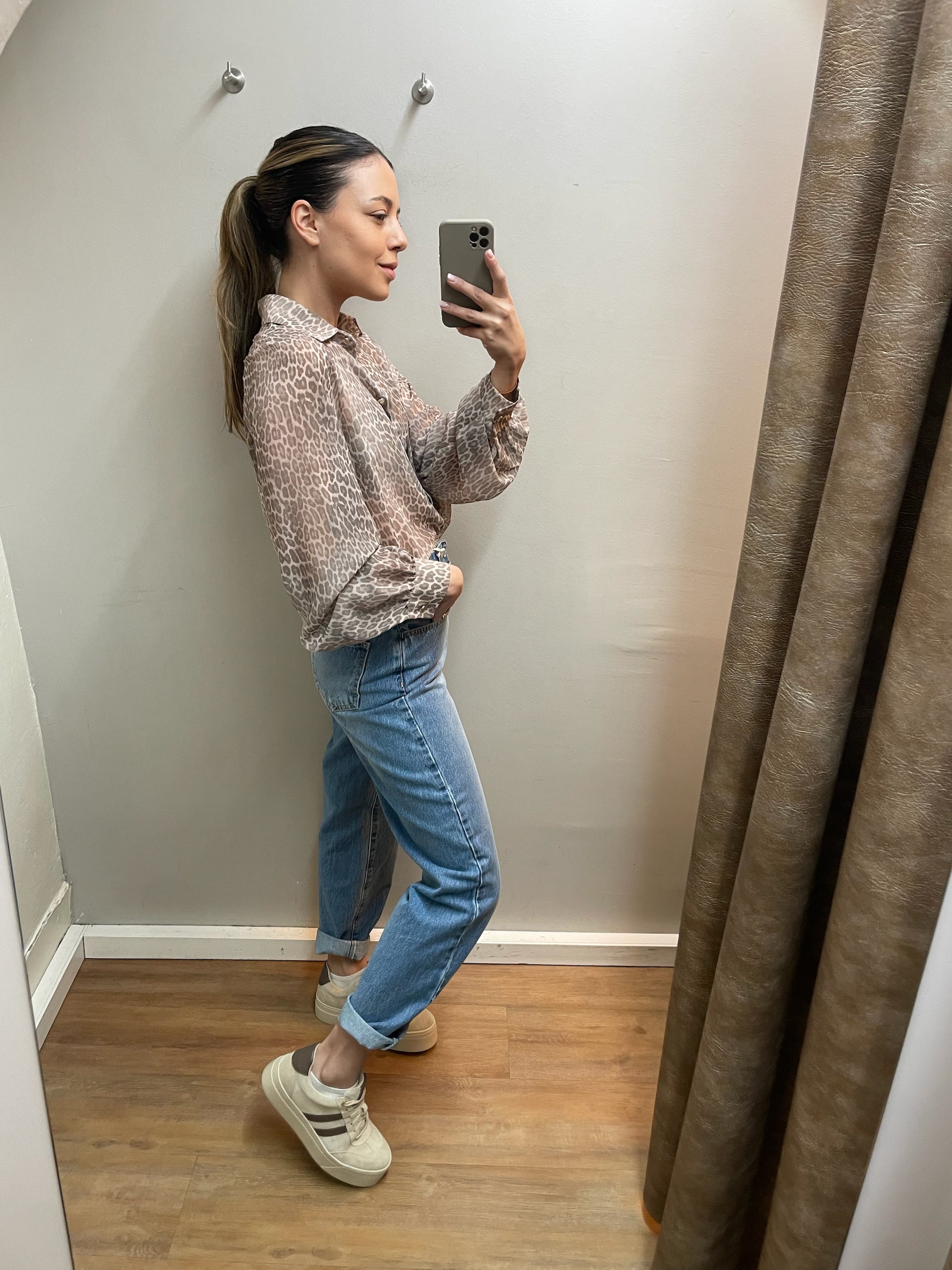 Hellblaue Mom Jeans an Model getragen, moderne lässige Denim Hose