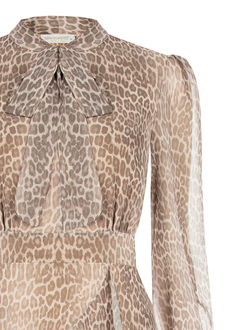 Beiges Leo Kleid mit Animal Print an Model getragen, elegantes fließendes Kleid